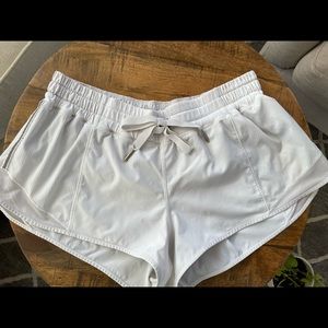 Hotty hot 2.5  short lululemon white shorts size 10 drawstring